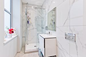 Master Bedroom En Suite Shower Room- click for photo gallery